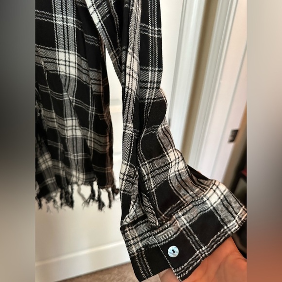 Women’s flannel plaid draped long sleeve shirt with fringe details. Med - Picture 5 of 7